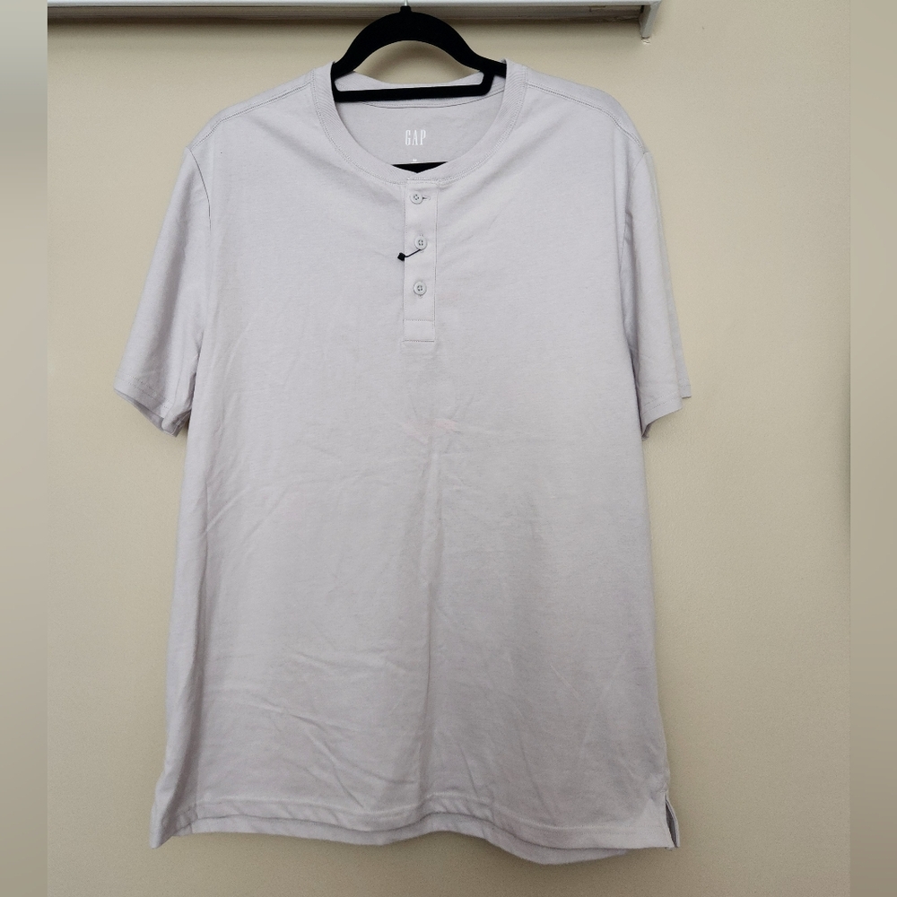 GAP Men's Short Sleeve Henley T-Shirt ~LIGHT GRAY ~MEDIUM **NEW